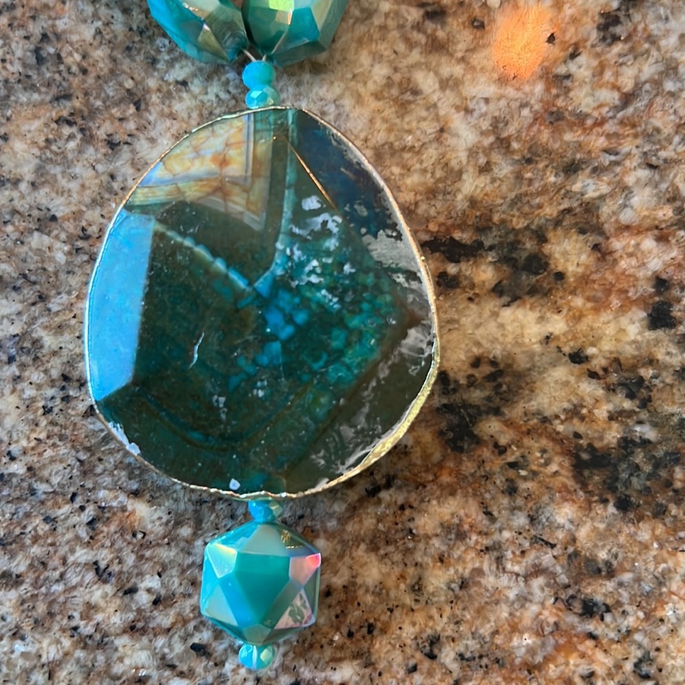 Beautiful stone necklace in turquoise-green shades of agate. - Picture 3 of 10